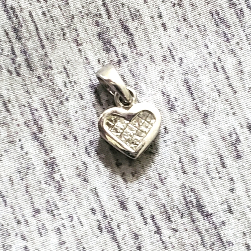 1 Ctw Diamomd and 14 k White Gold Pendant